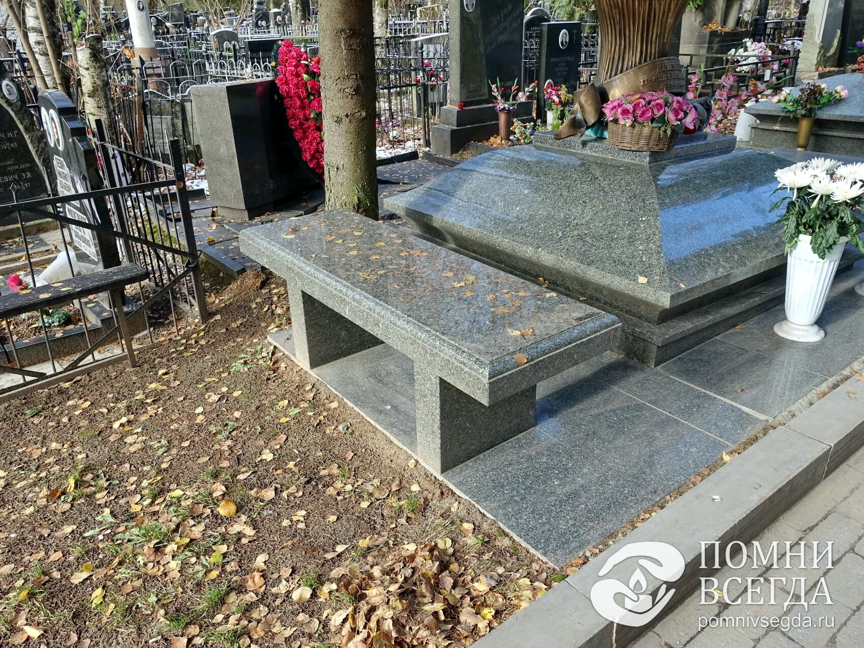 Лавочка прямоугольной формы на левой стороне участка без ограждения