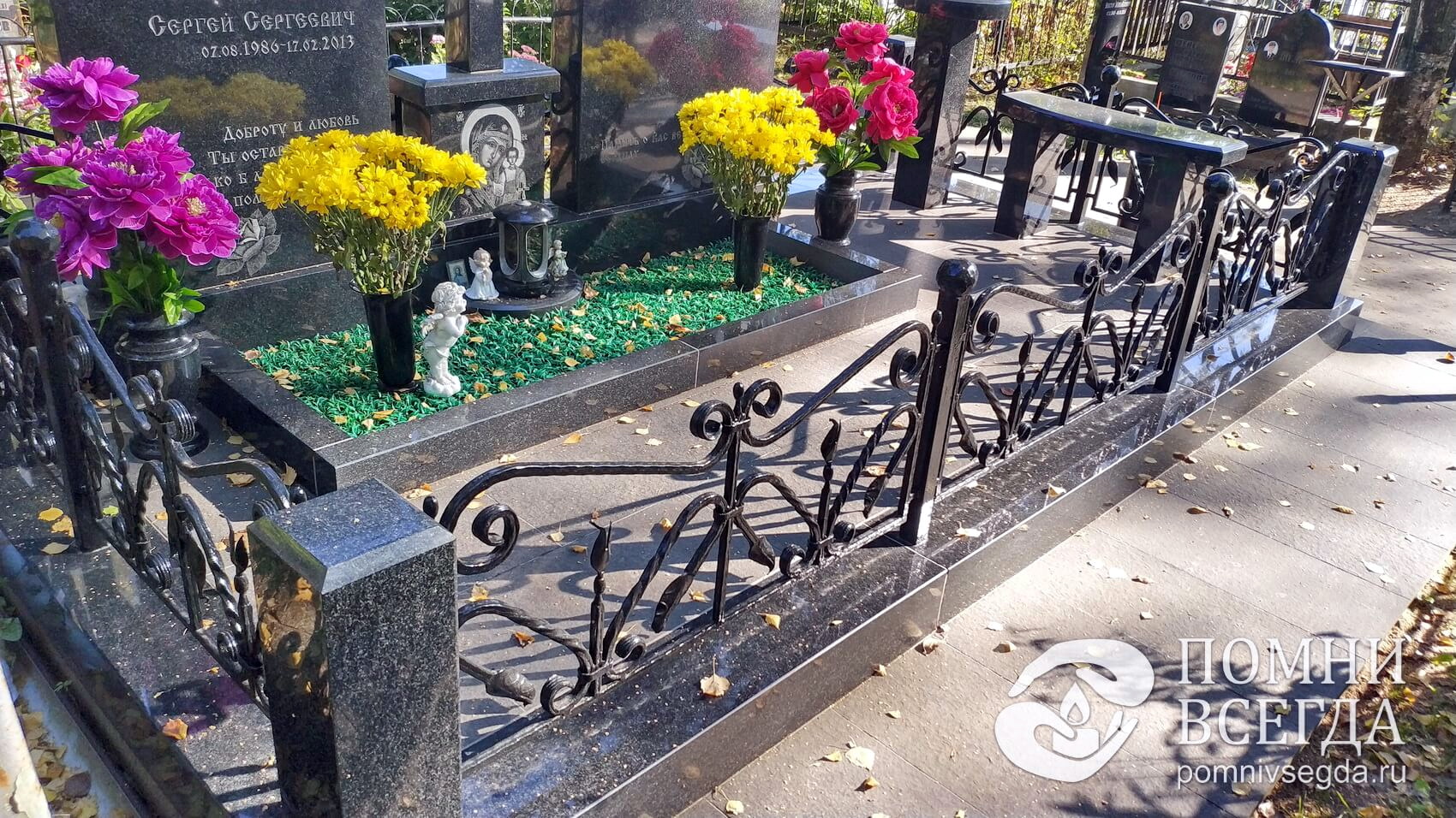 Металлическое ограждение с основанием из чёрного гранита