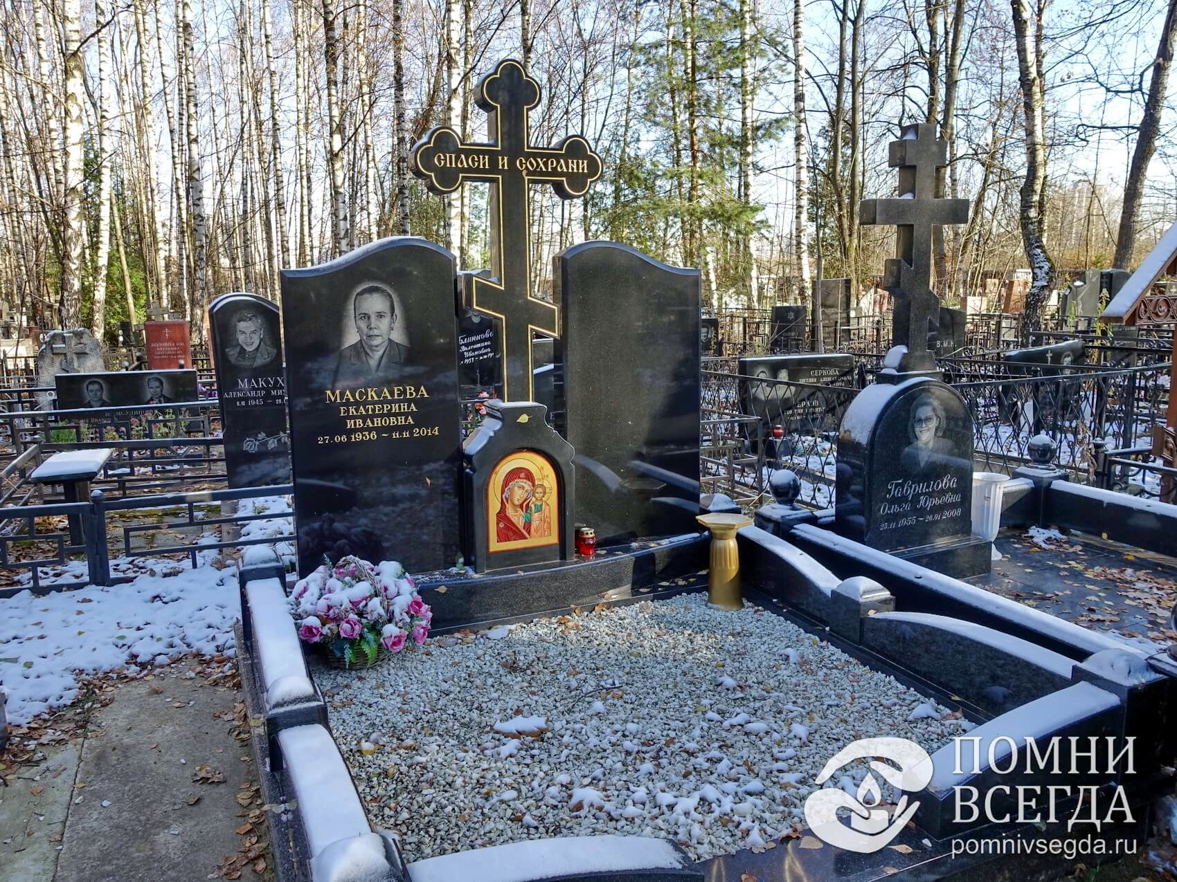 Симметричный памятник на одного покойного с православным крестом посередине